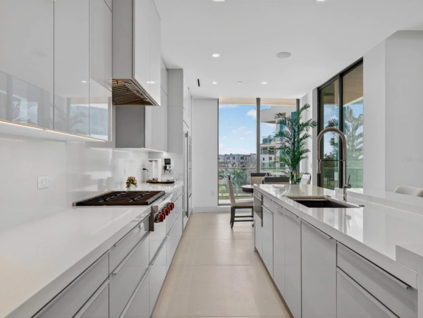 Coastal Luxury Retreat in Longboat Key - 2-Bedroom Condo Stunning Views
